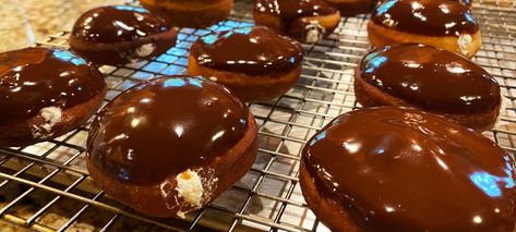 Round doughnuts filled with white cream, topped with a glossy chocolate glaze, on a baking rack Bavarian Cream Donut, Bavarian Cream Donut Recipe, Chocolate Bavarian Cream, Cream Donut Recipe, Yeast Doughnuts, Italian Rice Dishes, Cream Filled Donuts, Cream Donut, Bavarian Cream