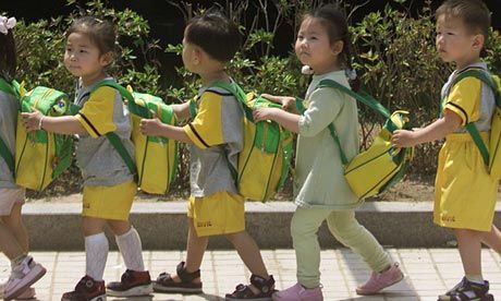 THE MATCHING PRE-SCHOOLERS I WAS MENTIONING! So cute. Korean Kindergarten, School In Korea, Walking To School, Graduation Songs, English Education, Walk To School, Kids Graduation, Kids Around The World, Kindergarten Class