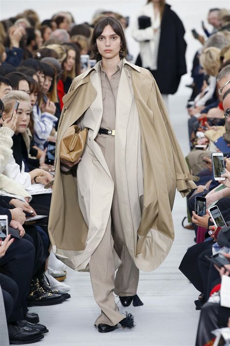 Celine Ready To Wear Spring Summer 2018 Paris – NOWFASHION Celine Lookbook, Celine Ready To Wear, Celine Collection, Fashion Week Runway, Ready To Wear Collection, Ready To Wear, Lookbook, Fashion Week, Spring Summer