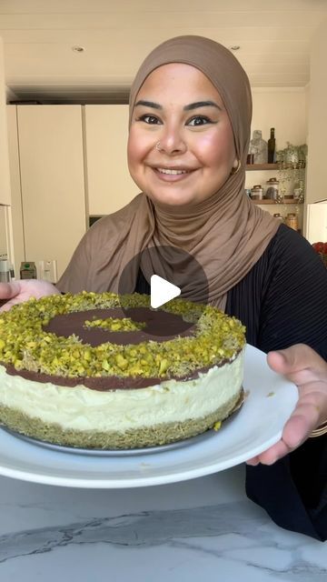 Yasemin Wagner on Instagram: "Dubai Chocolate Cheesecake 🔥🍫  #fy #fypage #fyp #fypシ #fypp #foryou #foryoupage #dubaichocolate" Dubai Chocolate Cheesecake, Dubai Chocolate Cake, Dubai Dessert, Dubai Cake, Dubai Chocolate, Chocolate Torte, Cheesecake Bars, Chocolate Cheesecake, Kiosk