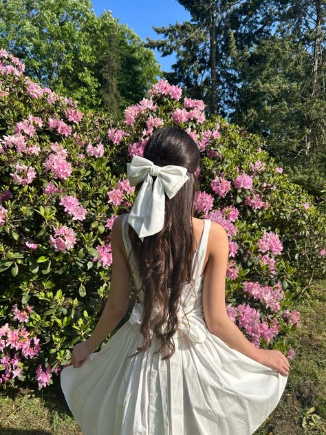 Spring vibe , coquette photo , flowers , photo in front of flowers, girly girl, bow on the head photo , outfit aesthetic, pink vibe , short white dress, Pinterest girl Photo Flowers, Spring Girl, Spring Shower, Hairdos For Curly Hair, Princess Aesthetic, Spring Aesthetic, Spring Vibes, Spring Has Sprung, Fashion Poses