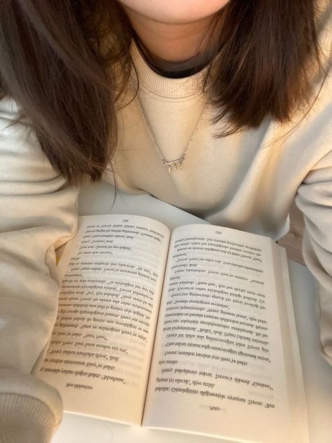 Reading Motivation, Mia 3, Reading A Book, World Of Books, Foto Ideas Instagram, Girl Reading, School Motivation, Book Girl, Instagram Inspo