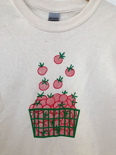 ✅⬆️CLICK THE LINK!!⬆️ Stylish tomato t-shirt for foodies & gardeners. Perfect for farmers markets, cookouts, or just hanging out. #tomato #tshirt #foodie . #Screenprinted_T_Shirt #Print_T_Shirt_Ideas #Unisex_Graphic_Tees #Food_Shirts_Graphic_Tees Classic T Shirt Design, Graphic Design Tee Shirt, Cool Tshirt Designs Graphic Tees, Graphic T-shirts, Stamped Shirt, Screenprinted Shirt, Tomato Shirt, Screen Print Tshirt, Screen Print Shirt