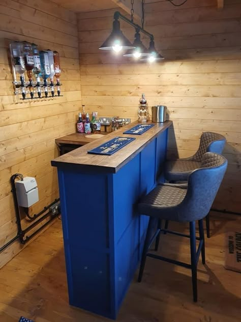 Small Shed Bar Ideas, Mini Bar At Home Modern, Summerhouse Bar Ideas, Garage Bar Ideas Man Caves, Small Bar Ideas For Home, Shed Bar Ideas, Diy Garage Bar, Mini Bar At Home, Rustic Basement Bar