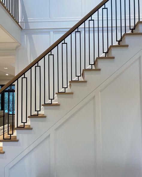 Staircase Landing Design, Stair Case Railing Ideas Modern, Banister And Railing Ideas, Railing Styles, Art Deco Staircase Railing, Contemporary Stair Railing, Iron Railings, Railing Tangga, Staircase Railing Design Modern