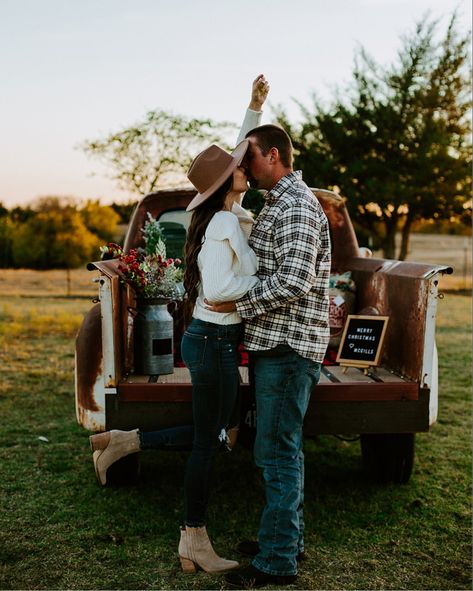 Outdoor Christmas Photos, Christmas Photos Outfits, Christmas Tree Farm Photos, Family Holiday Pictures, Vintage Truck Christmas, Christmas Couple Photos, Christmas Couple Pictures, Christmas Pictures Outfits, Christmas Poses