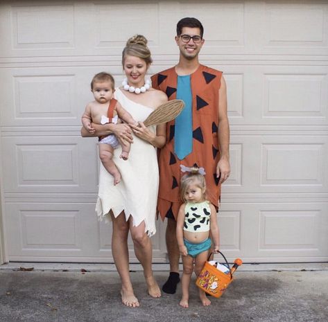 31 Awesome Family Halloween Costumes That You'll Want to Try - Just Simply Mom Matching Family Halloween Costumes, Halloween Costume Couple, Diy Fantasia, Family Themed Halloween Costumes, Themed Halloween Costumes, Matching Halloween Costumes, Diy Halloween Costumes For Kids, Images Disney