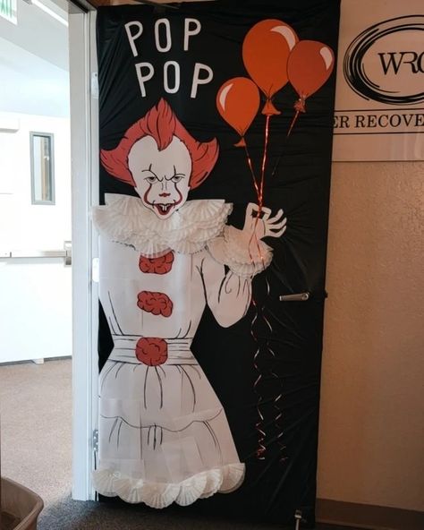 Pennywise Door Decoration, Clown Door Decoration, Porta Halloween, Decoracion Halloween, Horror Themed Party, Halloween Office, School Door Decorations, Doors Design, School Doors