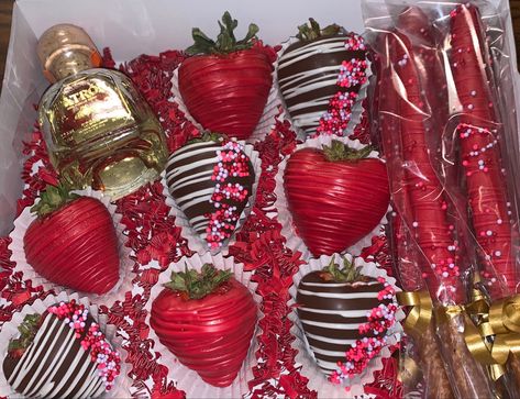 Valentines Box Of Chocolates, Valentines Pretzels Ideas, Valentines Dessert Gifts, Strawberry Valentine Box Ideas, Valentines Covered Strawberries, Sweet Treat Ideas To Sell, Valentines Dipped Strawberries, Chocolate Covered Strawberries Valentines For Him, Valentine Strawberry Boxes