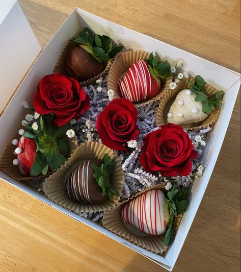 Flower And Strawberry Gift Boxes, Chocolate Covered Strawberry Gift Boxes, Box Of Chocolate Covered Strawberries, Chocolate Strawberries Gift Box Ideas, V Day Strawberries, Valentines Box Gift Ideas, Strawberry Valentine Box Ideas, Chocolate Covered Strawberries With Rose, Strawberry Chocolate Covered Ideas