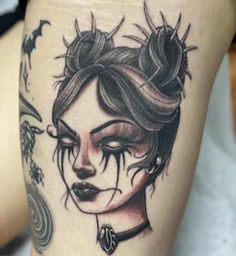 This tattoo is a goth girl dream 💀😍🖤✨ 📸billyhermanntattooer Would any of you get something like this?!😍 90s Goth Tattoo, Women Goth Tattoos, Goth Women Tattoos, Emo Girl Tattoos, Goth Face Tattoos For Women, Girl Tattoo Ideas, Potrait Tattoo, Goth Girl Tattoo, Goth Girl Tattoo Ideas