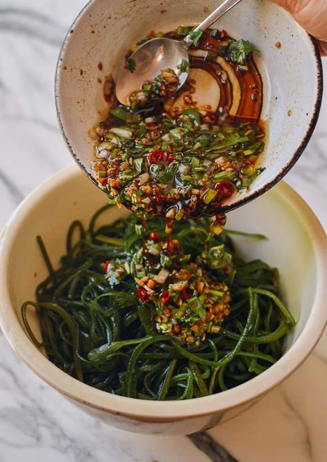 How To Make Seaweed Salad, Sushi Salad Recipe, Salad Meal Ideas, Kelp Salad, Salads Asian, Seaweed Salad Recipe, Seaweed Recipes, Sashimi Recipe, Chinese Salad