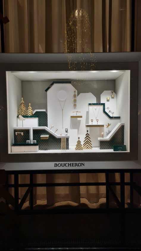 Jewellery Window Display Ideas, Luxury Jewelry Display Store Design, Jewellery Visual Merchandising, Visual Merchandising Displays Jewelry, Jewelry Visual Merchandising, Jewellery Exhibition Display, Jewellery Display Ideas Shops, Jewelry Window Display, Jewelry Shop Window