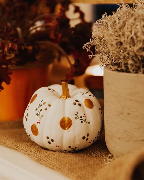 White Pumpkins Painting Ideas, Autumn Pumpkin Painting, Pumpkin Painting White, Painting Flowers On Pumpkins, White Pumpkin Decorating, Painted White Pumpkins Ideas, Painting Fall Pumpkins, Easy Carving Ideas, Paint White Pumpkin