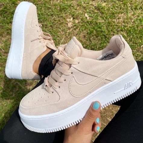 Sneakers And Skirt Outfit, Jeans Outfit Sneakers, Sneakers And Skirt, Zapatillas Aesthetic, Girls Shoes Teenage, Cute Casual Shoes, Sneakers Chocolate, Casual Shoes Women Sneakers, Collection Aesthetic