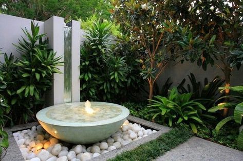 Water Feature Entrance, Patio Layout Design, Simple Garden Designs, Water Fountain For Home, Modern Water Feature, Kolam Air, Patio Layout, Outdoor Water Feature, Backyard Water Feature