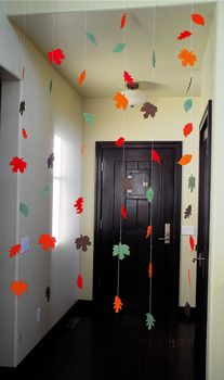 a round-up of thankful crafts for Thanksgiving; this image via Full Circle Fall Bunting, Thanksgiving Garland, Thanksgiving Leaves, Thanksgiving Decorations Diy, Adornos Halloween, Fall Garland, Thanksgiving Fun, Leaf Garland, Paper Garland