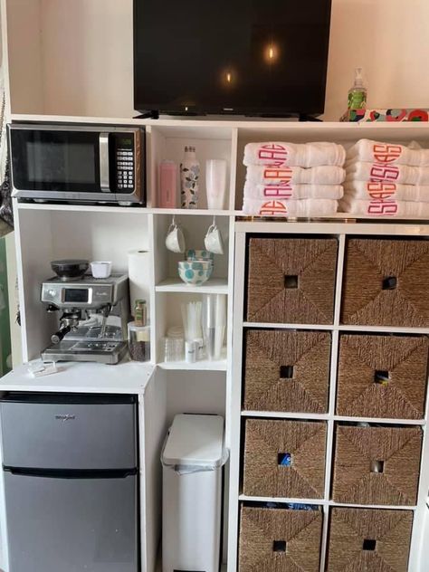 College Dorm Room Kitchen Ideas, College Dorm Tv Stand Ideas, Dorm Room Bathroom Organization, Dorm Room Tv Set Up, Dorm With Tv, Dorm Entryway Ideas, Dorm Tv Set Up, Dorm Kitchenette, Dorm Kitchen Ideas