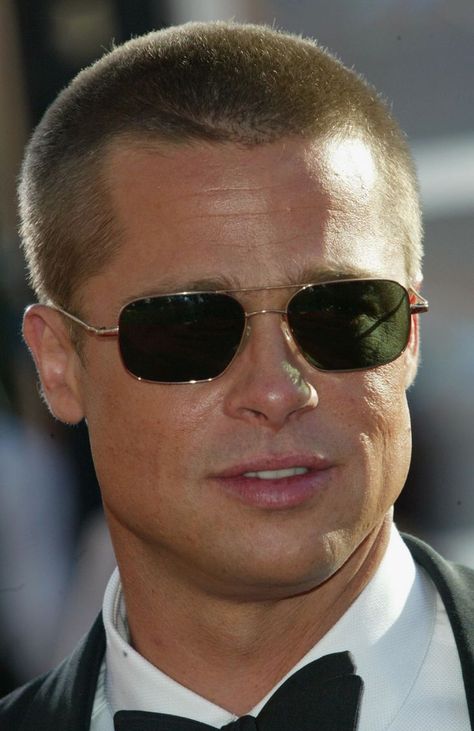 Brad Pitt wears Victory Sunglasses by Oliver Peoples at the 2004 Emmy Awards Archive Oliver Peoples sunglasses, red carpet sunglasses Brad Pitt Sunglasses, Brad Pitt Photos, Oceans Eleven, Daniil Medvedev, Oliver Peoples Glasses, Oliver Peoples Sunglasses, Thelma Louise, University Outfit, Billie Jean