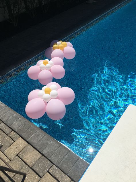 Pool Party Flower Decorations, Flowers In Pool Aesthetic, Pink Pool Decorations, Helium Balloons In Pool, Pool Bridal Shower Decor, Pool With Balloons, Flower Pool Party, Balloons In Pool Decor, Floating Balloons In Pool