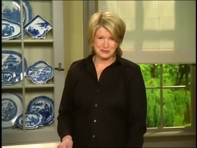 Martha Stewart talks with collector and dealer Rita Entmacher Cohen about Blue Willow chinaware. Blue Willow Kitchen, Blue Willow Decor, Blue Willow China Pattern, Antique Blue Willow, Blue Willow Dishes, Blue And White Dinnerware, Chirstmas Decor, Blue Willow China, Blue Dishes