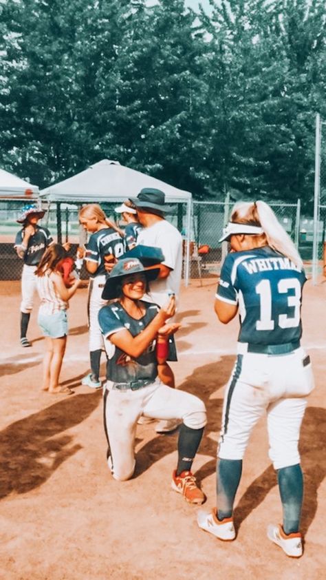 Softball Poses With Friends, Cute Softball Pictures Friends, Preppy Softball Pics, Aesthetic Softball Pictures, Cute Softball Pictures, Softball Girl Aesthetic, Softball Besties, Softball Aesthetic Pictures, Softball Photoshoot Ideas