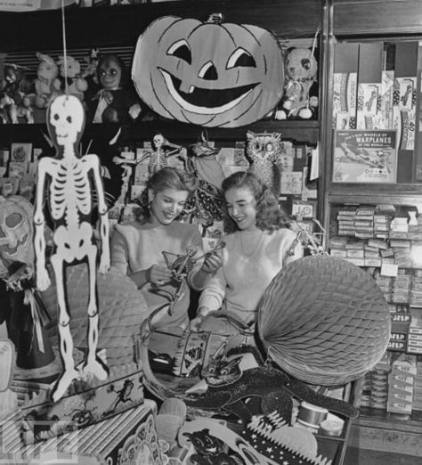 1940's Vintage Halloween Variety Store Decorations Display. Halloween Pin Up, Halloween History, Dekorasi Halloween, Vintage Photo Prints, Vintage Halloween Photos, What Is Halloween, Hallowen Ideas, Vintage Halloween Costume, Halloween Supplies