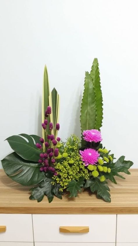 New ikbana fresh flower arrangement Fresh Flower Arrangement, Floral Art Arrangements, Easter Floral Arrangement, Corporate Flowers, Church Flower Arrangements, Succulent Garden Diy, Flower School, Creative Flower Arrangements, Arrangement Ideas