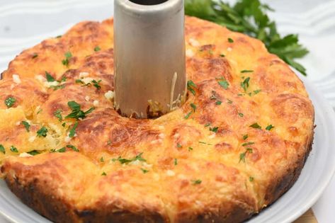 The Cheesiest Keto Cheesy Garlic Monkey Bread Shakeology Dessert Recipes, Shakeology Desserts, Garlic Monkey Bread, Keto Paleo Diet, Cheese Alternatives, Family Snacks, Marinated Vegetables, Lunch Appetizers, Paleo Diet Recipes