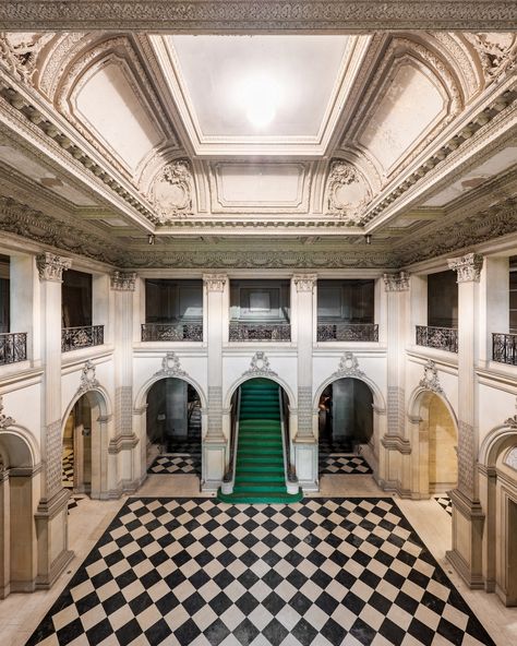 Lynnewood Hall, located in Elkins Park, Pennsylvania, is a Gilded Age mansion built between 1897 and 1900 for industrialist Peter A.B. Widener. Designed by renowned architect Horace Trumbauer, this 110-room Neoclassical Revival estate is one of the largest surviving Gilded Age mansions in the United States. Widener, a prominent figure in American business and an investor in the Titanic, used Lynnewood Hall to house his extensive art collection. Despite changing ownership and periods of neglec... Lynnewood Hall, Gilded Age House, Historic Mansion Interior, 1950s Mansion, Horace Trumbauer, Gilded Age Interior Design, 1920s Mansion, Gilded Age Mansions, Victorian Mansion Aesthetic