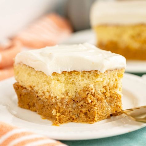 Easy Layered Pumpkin Magic Cake Recipe - Play Party Plan Pumpkin Yellow Cake, Magic Cake Recipe, Pumpkin Magic Cake, Magic Cake Recipes, Pumpkin Magic, Pumpkin Crisp, Pumpkin Recipes Easy, Magic Cake, Party Plan