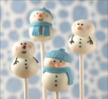 Christmas Snowman Cake Pops  Make these cute little snowman cake pops that would be ideal for a party and to have children help out with. They are simple to put together and perfect for celebrating the right occasion. Holiday Cake Pop, Snowman Cake Pops, Deco Cupcake, Christmas Tree Easy, Ball Christmas Tree, Cake Ball, Cake Pop Decorating, Snowman Cake, Christmas Cake Pops