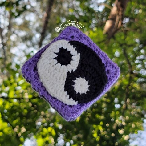 Yin Yang Crochet Pattern, Yin Yang Granny Square, Crochet Yin Yang, Crochet Blocks, Yin And Yang, Crochet Inspiration, Ying Yang, Granny Squares, Crochet Granny