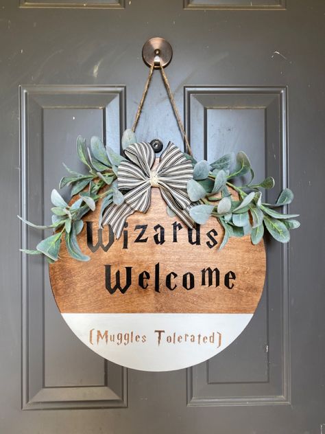 Diy Circle Wood Sign, Harry Potter Door Sign, Harry Potter Welcome Sign, Harry Potter Welcome Sign Front Door, Geek Door Hanger, Front Door Signs Diy, Harry Potter Door Sign Ideas, Circle Welcome Sign Front Door, Round Door Signs Diy