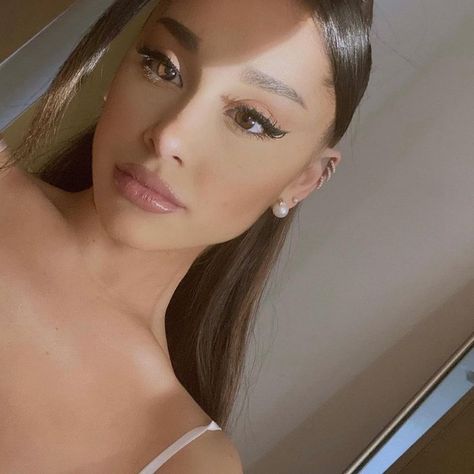 We are all in this Together 🙏 on Twitter: "Ariana Grande SERVING Looks in #Positions https://t.co/iJtiUZXLDV" / Twitter Ariana Grande Headphones, Ariana Grande Selfie, Ariana Grande News, Scooter Braun, Ariana Grande Perfume, Ariana G, Body Picture, Big Sean, Dangerous Woman