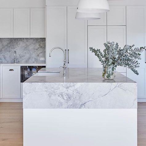 Super White Dolomite, Kitchen Interior Luxury, Luxurious Kitchen Design, Hamptons Kitchen, Classic Kitchen, White Kitchen Design, White Cabinetry, White Modern Kitchen, Kitchen Design Decor