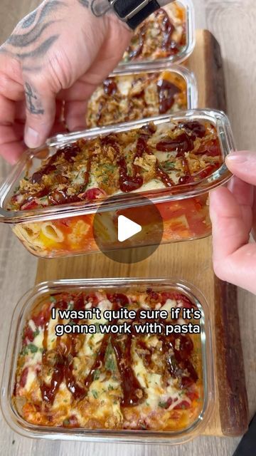 Neill Miller on Instagram: "Hunters BBQ Chicken Glass Bowl Meal Prep 😍  I thought I would test a glass bowl meal prep pasta dish…turns out it does work, and its a total banger 🙌  The 100ml of chicken stock and chopped tomatoes give it just enough moisture to cook the pasta without it being dry, just make sure you do it in the order shown in the video ✅   Serves 4  561 Calories per serving 54g Protein 48g Carbs 17g Fats   Ingredients: ▪️400g raw chicken ▪️200g rigatoni pasta  ▪️1/2 diced onion  ▪️1/2 red pepper ▪️1/2 green pepper ▪️6 rashers of bacon ▪️4 tsps lazy garlic  ▪️4 tsps tomato puree  ▪️2 cans of chopped tomatoes  ▪️100g grated mozzarella  ▪️100ml chicken stock  ▪️Salt - pepper - BBQ seasoning  ▪️Toppings: crispy onions, BBQ sauce, parsley  #mealprepideas #mealpreplife #lowcalor Meal Prep Single Serve, Spaghetti Meal Prep, Glass Meal Prep Recipes, One Bowl Meal Prep, Rotisserie Meal Prep, Meal Prep Spaghetti, Meal Prep Oven Bowls, Single Serving Meals, Meal Prep Single Serve Bowls