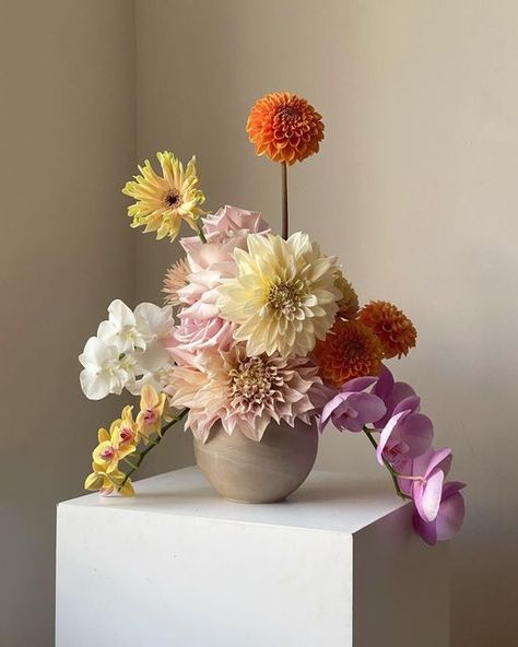 Dahlia Arrangements, Ikebana Kenzan, Reception Flowers, Vase Arrangements, Event Flowers, Iphone Background Wallpaper, Event Ideas, Wake Me Up, Ikebana