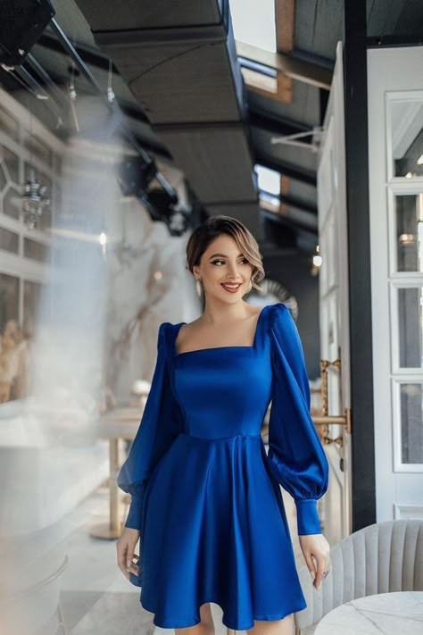 Blue Dresses For Winter, Cute Short Dresses With Sleeves, Blue Homecoming Dresses Long Sleeve, Long Sleeve Satin Dress Classy, Casual Satin Dress Outfit, Satin Dress Outfit Classy, Fashion For Short Women, Vestidos Satin, Simple Satin Dress