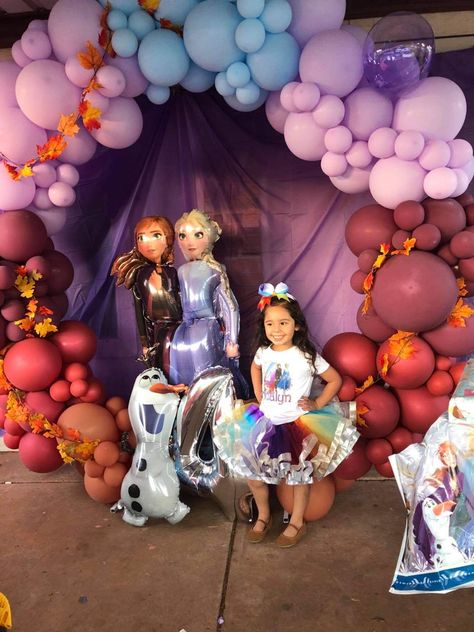 Frozen Theme Balloon Decoration, Frozen Themed Balloon Garland, Frozen Balloon Display, Frozen Backdrop Ideas Backgrounds, Frozen 2 Balloon Garland, Elsa And Anna Backdrop, Elsa 2, Frozen 3rd Birthday, 2 Balloon