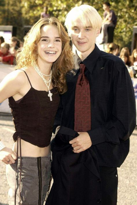 emma watson and tom felton Tom Felton Young, Emma And Tom, Emma Watson Pics, Kids Awards, Cute Harry Potter, Draco And Hermione, Tom Felton Draco Malfoy, Draco Harry Potter, Harry Potter Actors