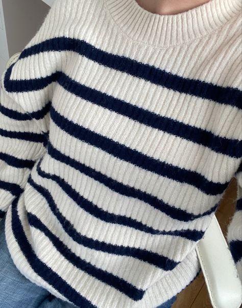 Stripes Sweater Outfit, Jumper Outfits, Striped Sweater Outfit, Sweater Aesthetic, Stripes Sweater, Stripe Jumper, Estilo Indie, Jumper Outfit, Sweater Outfit