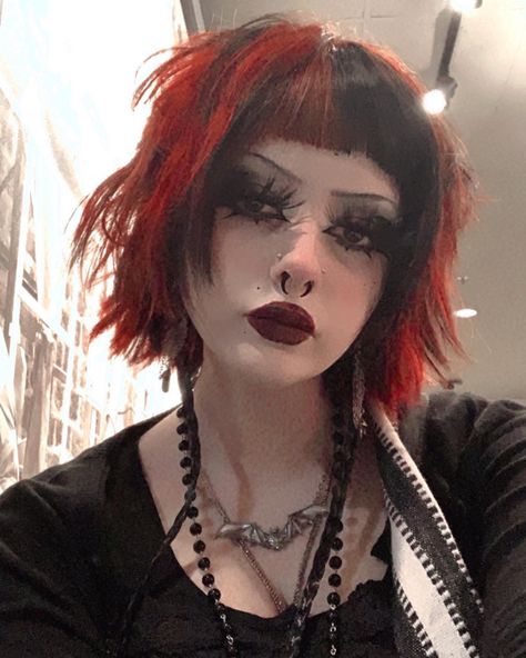 Goth Hairdye Ideas, Goth Black And Red Hair, Gothic Dyed Hair, Goth Hair And Makeup, Goth With Color, Yeahimcaroline Hair, Gothic Hair Ideas, Goth Layered Hair, Goth Hair Inspiration