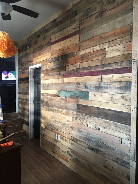 My pallet wall on my kids' playroom Pallet Board Wall, Rustic Pallet Wall, Pallet Wall Ideas, Cave Interior, Shiplap Living Room, Rustic Man Cave, Colorado Cabins, Fancy Decor, House Pictures