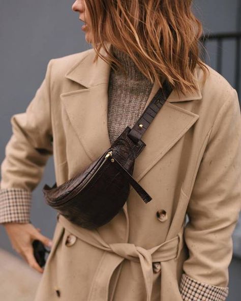 The 15 Best Designer Belt Bags We're Obsessing Over | Who What Wear Turtleneck Outfit Ideas, Belt Bag Outfit, Designer Fanny Pack, Womens Designer Belts, Trendy Belts, Designer Belt Bag, Turtleneck Outfit, Unique Handbags, Fanny Bag