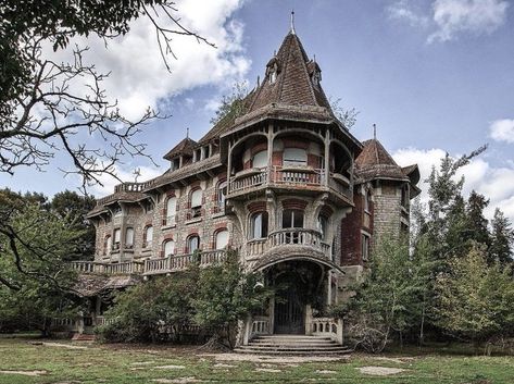 (20) Nature is Metal on Twitter: "A huge snake spotted https://t.co/QCRrVUOrKy" / Twitter Creepy Mansion, 19th Century Mansion, Victorian Mansion, Old Mansion, Abandoned Mansion, Unusual Homes, Victorian Mansions, Abandoned House, Abandoned Mansions