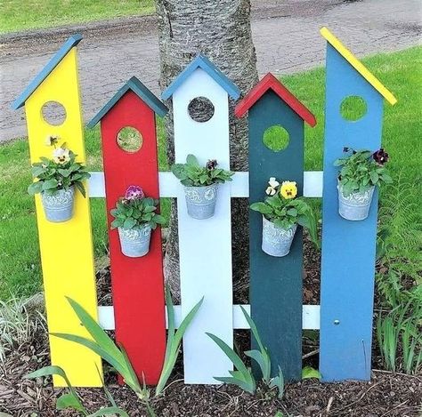 DIY Garden &  Home Deco | garden decor with pallets | Facebook Decor With Pallets, Daycare Outdoor, Diy Garden Decorations, Outdoor Flower Boxes, Deco Garden, Front Yard Decor, Creative Garden Decor, Diy Flower Boxes, Garden Fence Art