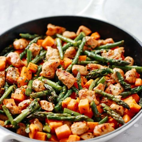 Asparagus Sweet Potato Chicken Skillet Sweet Potato Chicken Skillet, Skillet Asparagus, Chicken Sauces, Sweet Potato Skillet Recipes, Chicken Whole, Sweet Potato Chicken, Chia Puding, Potato Chicken, Sweet Sauces