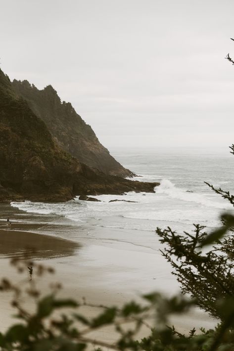 Moody Pacific Northwest, Moody Beach House Aesthetic, Oregon Coast Photography, Pnw Coast, Pnw Vibes, Oregon Aesthetic, Oregon Coastline, Corvallis Oregon, Oregon Coast