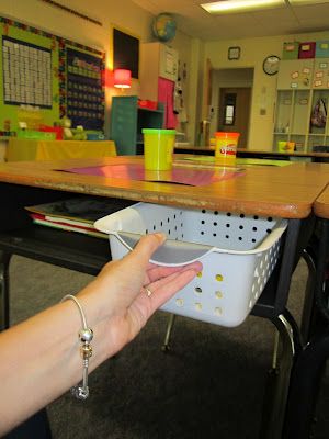 I use these little baskets as "drawers" in their desks. They put their pencil pouch and any "loose" tools in there to keep their desk nice and tidy. Classroom Photo, Class Procedures, Organizing School, Teaching Class, Classroom Hacks, Teaching Organization, Desk Drawers, Classroom Seating, Organization And Management